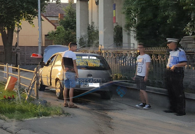 FOTOGALERIE. Aproape să intre cu mașina pizzeriei în biserica din Soarelui. Stâlp salvator