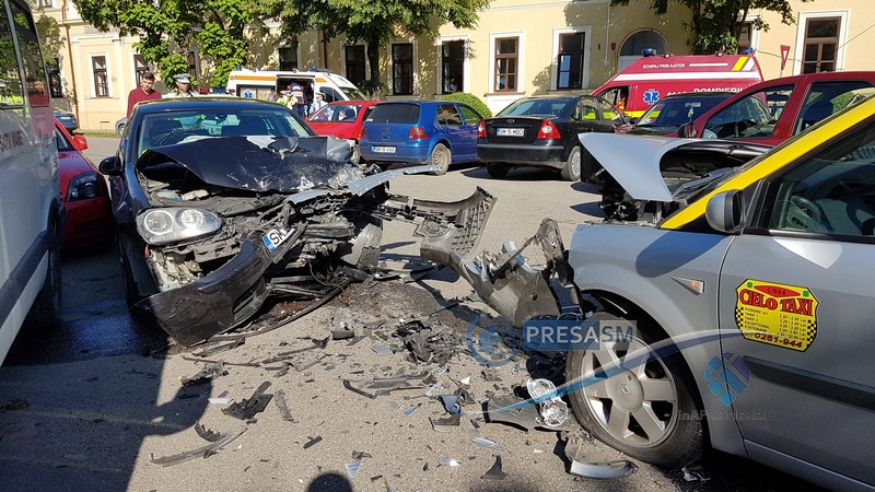 FOTO/VIDEO. Accident frontal, cu victime, în centrul municipiului Satu Mare