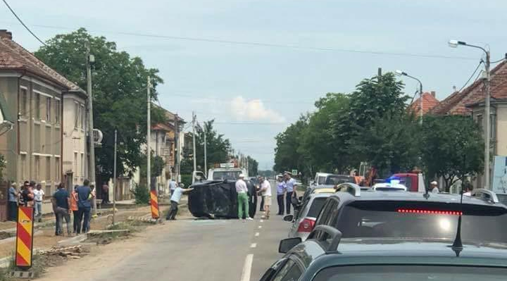 Accident în lanț în municipiul Satu Mare. Trei mașini implicate, un șofer la Urgență