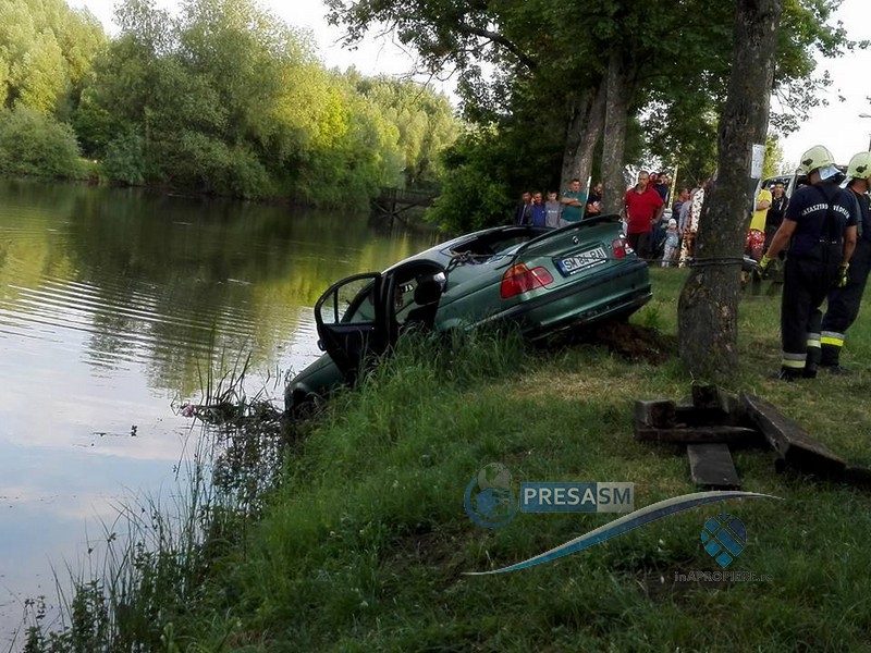 FOTOGALERIE. Un sătmărean a plonjat cu mașina într-un lac