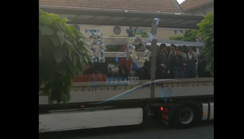 VIDEO. Asta da! Absolvenți în remorca unui TIR, petrecere pe străzile Sătmarului