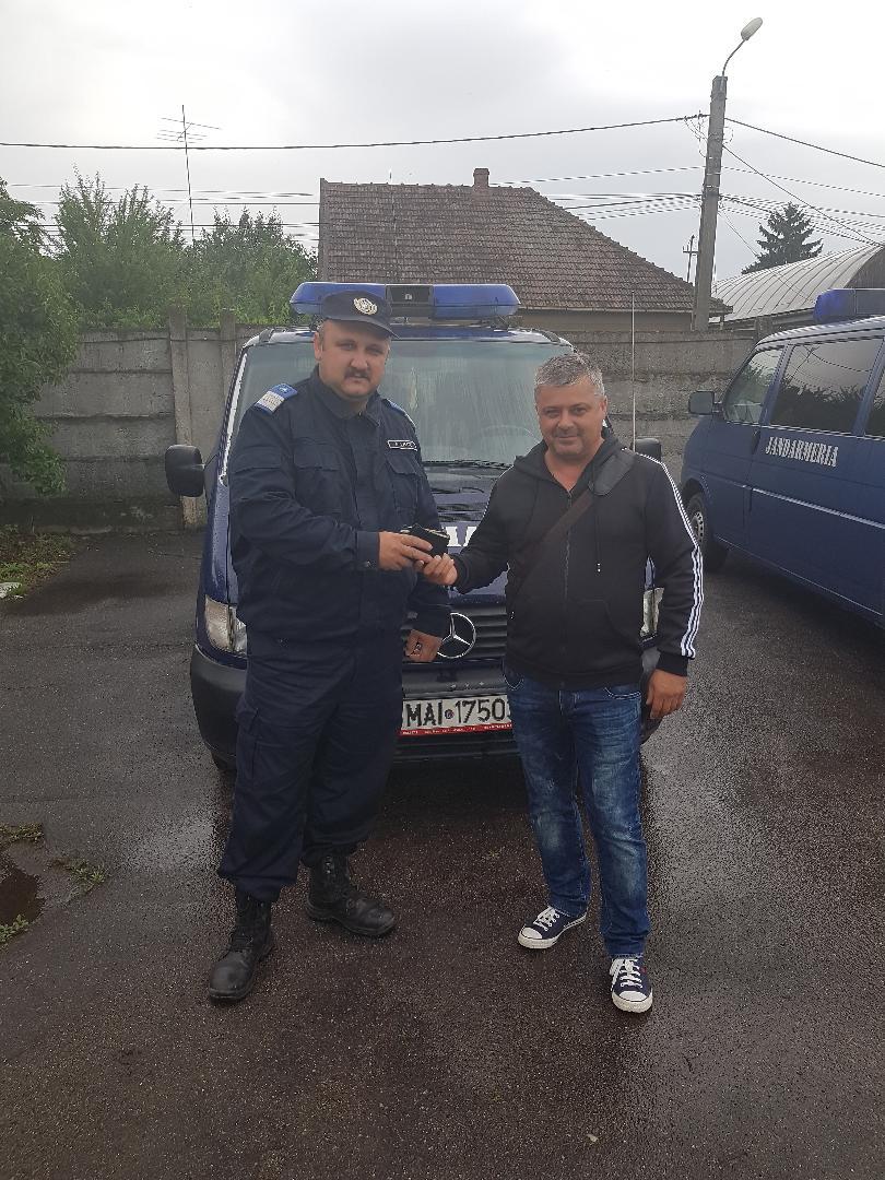 ASTA DA! Portofel cu acte şi 1500 de euro găsit şi returnat de un jandarm