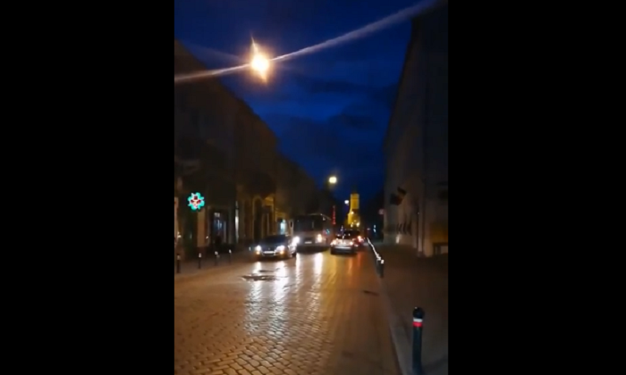 VIDEO. Stradă din centrul Sătmarului, blocată de trei șoferi. Claxoane și înjurături