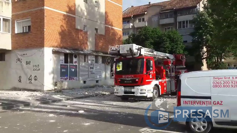 FOTO&VIDEO. Pericol în municipiul Satu Mare. Cădere masivă de tencuială de pe un bloc