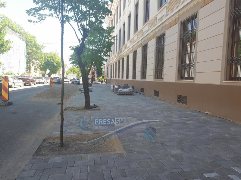 FOTOGALERIE. Se PAVEAZĂ trotuarele din centrul Sătmarului! Aspect occidental
