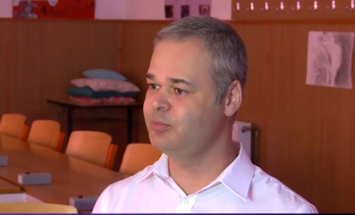 Dascălul din Satu Mare, model în România. Predă lecțiile direct pe telefoanele mobile