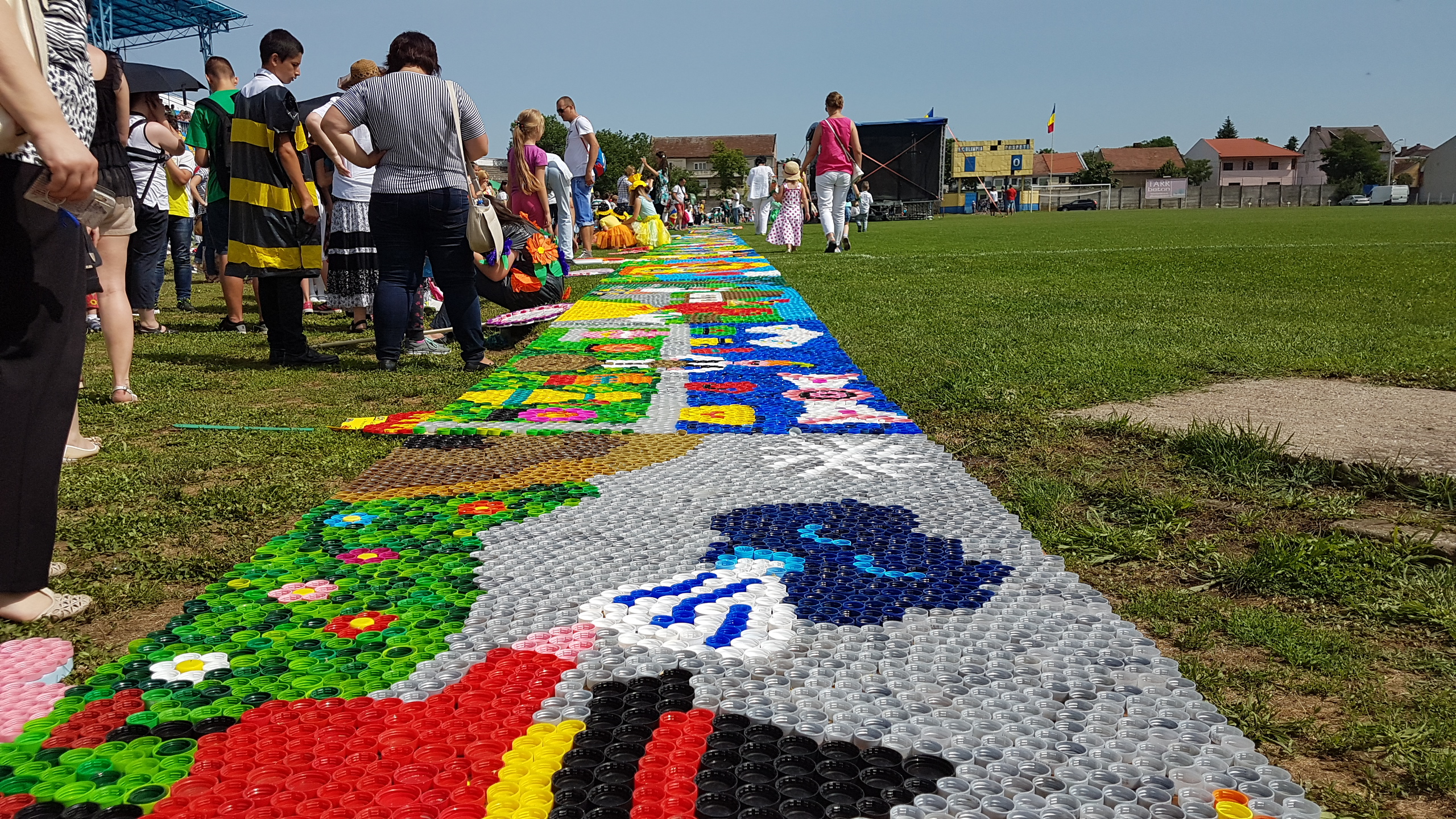 FOTO/VIDEO. Satu Mare intră în CARTEA RECORDURILOR! Cel mai lung panou din capace de PET-uri