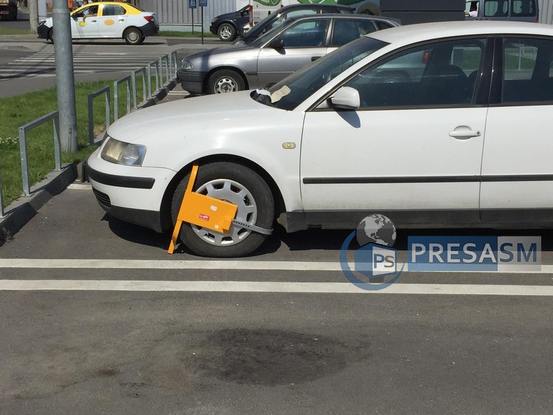 FOTOGALERIE. Kaufland blochează roțile mașinilor ”uitate” în parcare, în Satu Mare