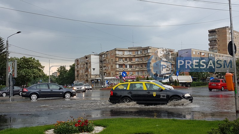 FOTO/VIDEO. Noi zone inundate în municipiul Satu Mare. Intervin pompierii