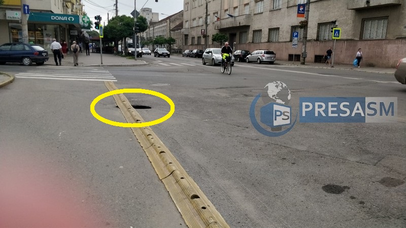 FOTO. Crater apărut în intersecția de la Muzeul Județean. Crește în dimensiune