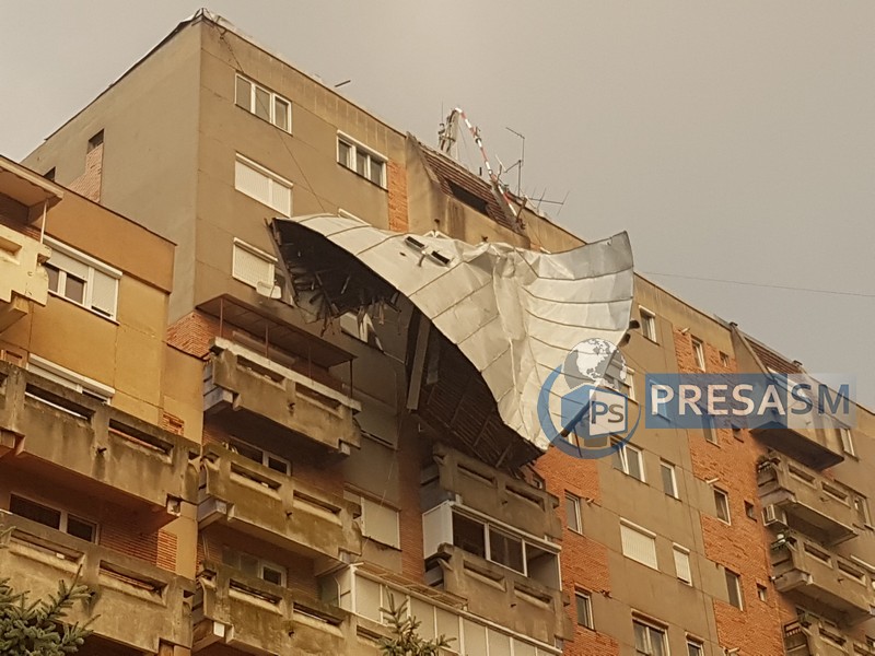 FOTOGALERIE. Acoperișul unui bloc a fost smuls de vântul puternic, în municipiul Satu Mare