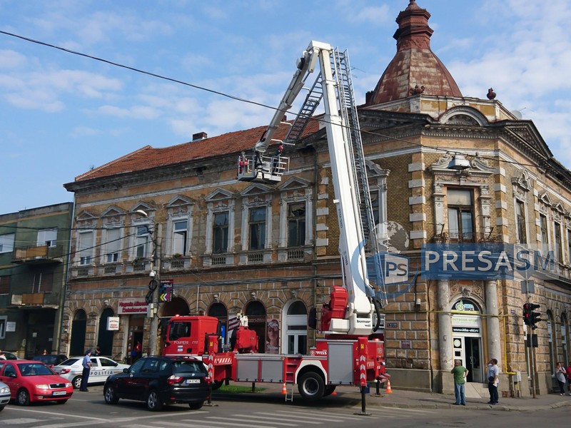 FOTOGALERIE. Pericol în centrul vechi al municipiului Satu Mare. Intervin pompierii