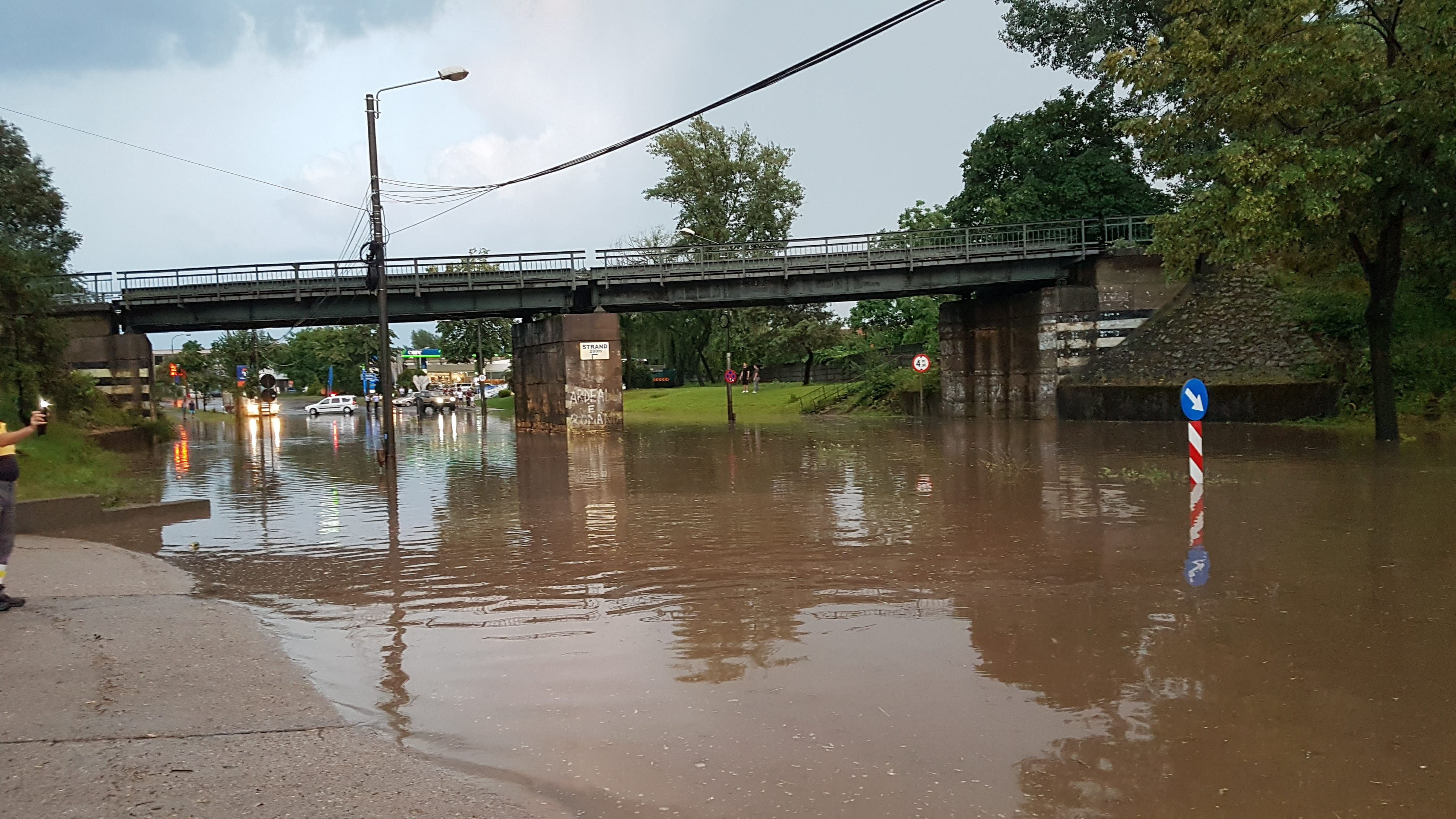 FOTO/VIDEO. Acoperișuri rupte, zone inundate și mașini avariate după furtuna din Satu Mare