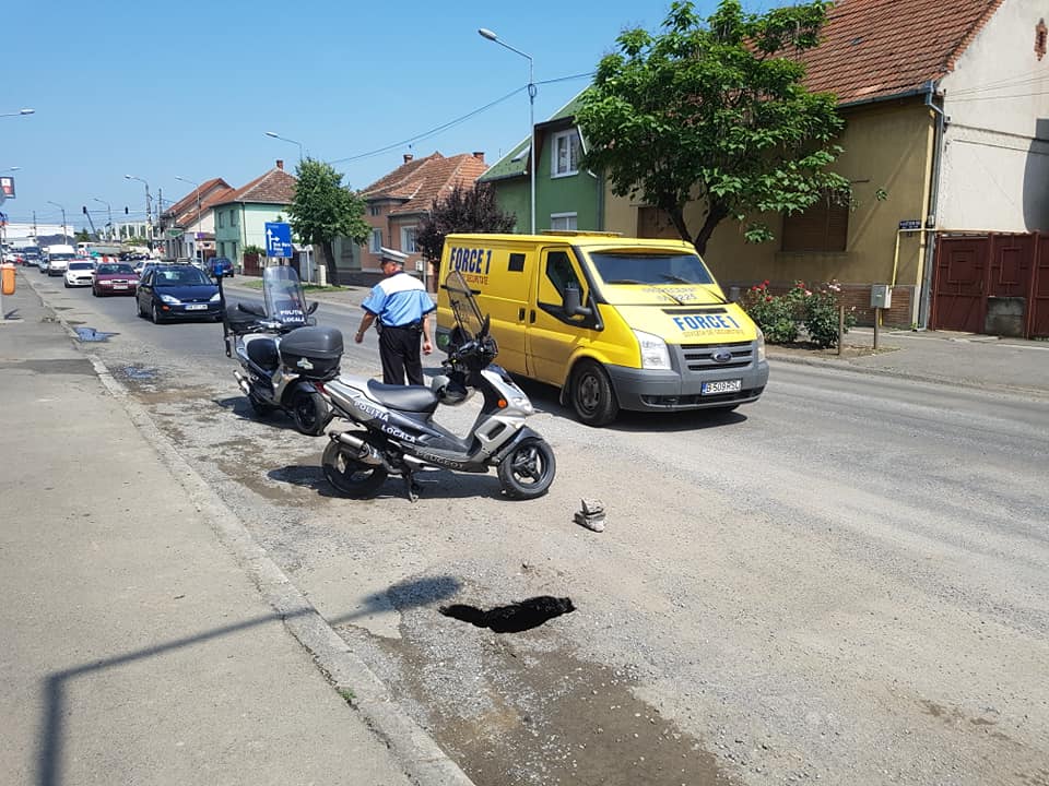 FOTO. INCREDIBIL! Iar s-a surpat șoseaua la Burdea, în Satu Mare. A patra oară!