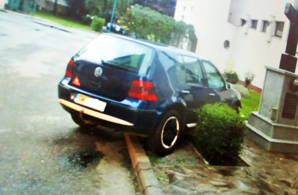 FOTO. Tânăr beat mort, a intrat cu mașina într-o cruce, în Satu Mare!