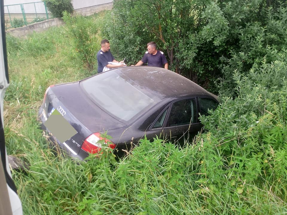 FOTO. Un șofer a intrat cu mașina într-un podeț, pe DN 19