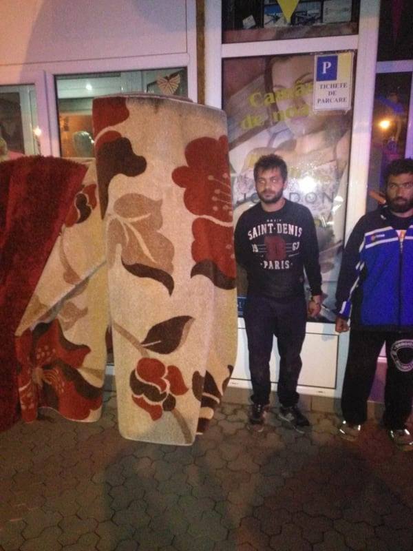 FOTO. Hoți prinși în flagrant în Piața Mare. Au furat covoare, pe care de abia le-au dus