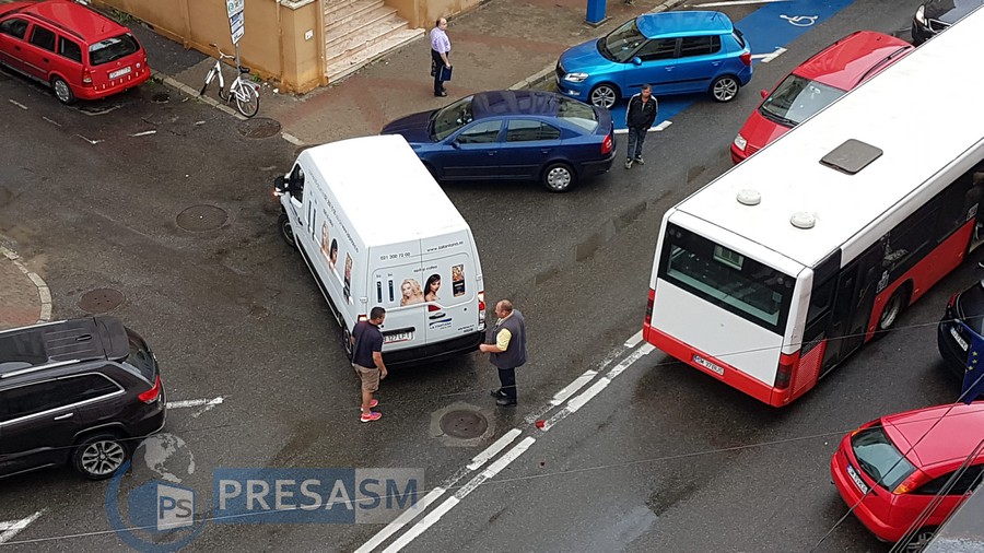 FOTO/VIDEO. Autobuz Transurban, implicat într-un accident în centrul Sătmarului