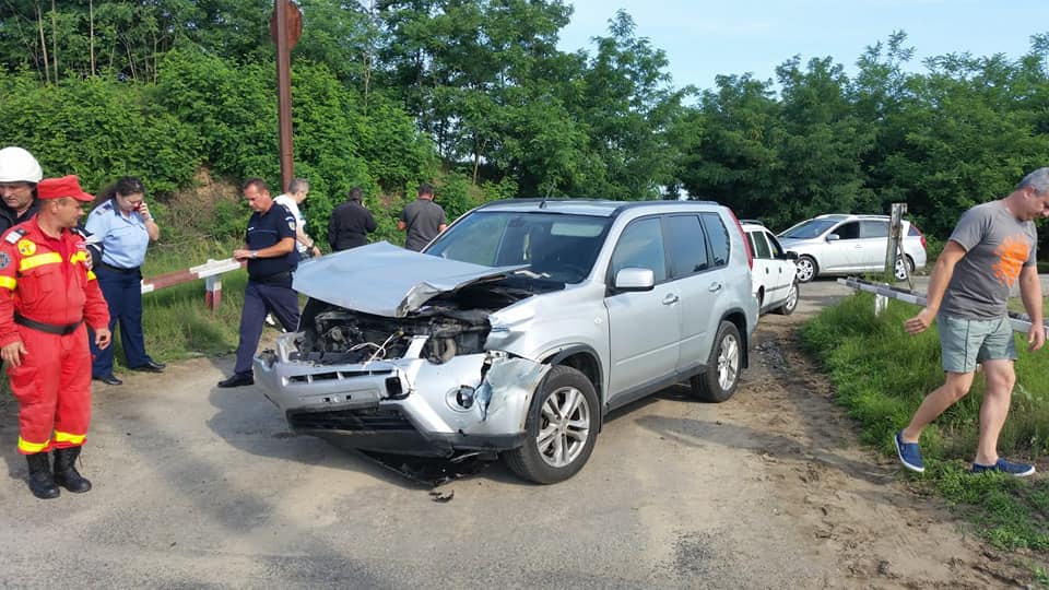 FOTOGALERIE. Mașină lovită de tren în județul Satu Mare!