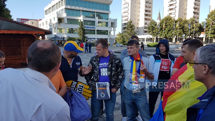 FOTO/VIDEO. Mălin Bot, alături de zeci de protestatari în Satu Mare. Polițiștii, discreți
