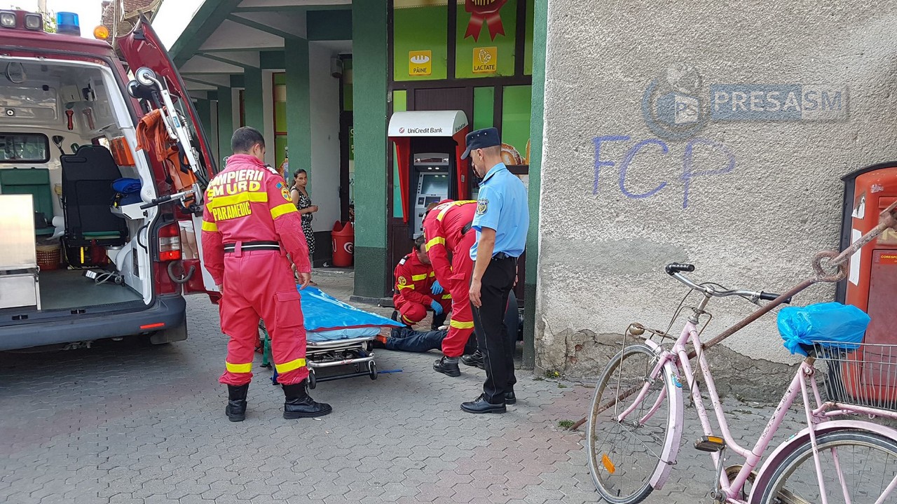FOTO/VIDEO Accident în centrul Sătmarului. Un motociclist a intrat într-o mașină