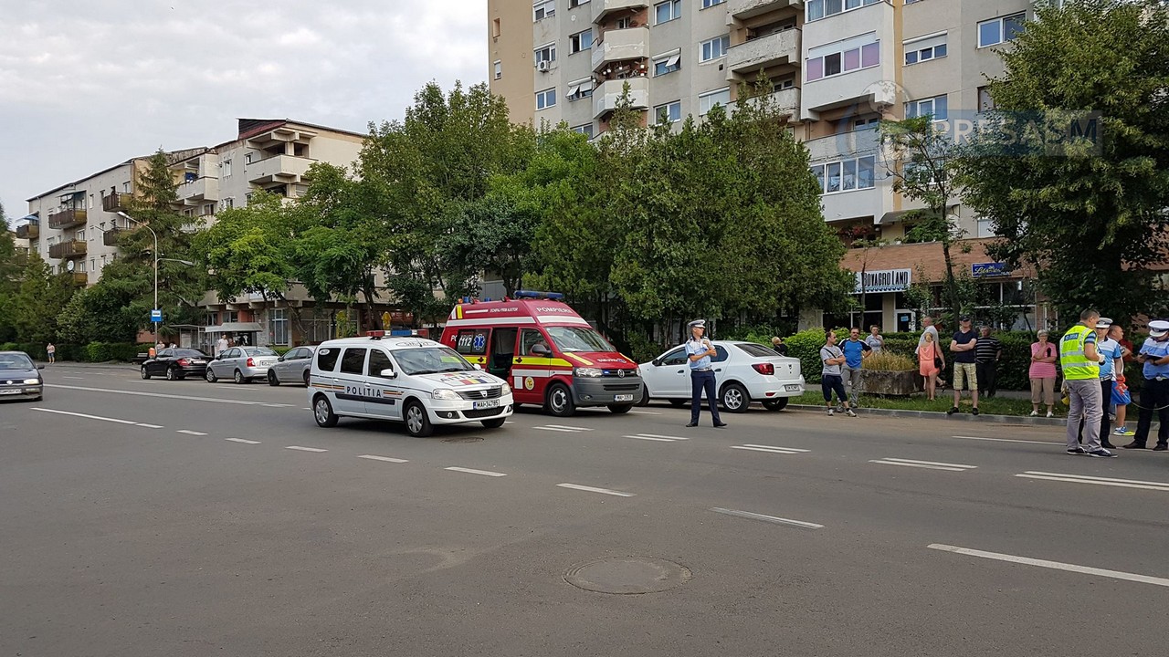 Pieton lovit de o mașină în Cartierul Micro 17. Trecea regulamentar strada