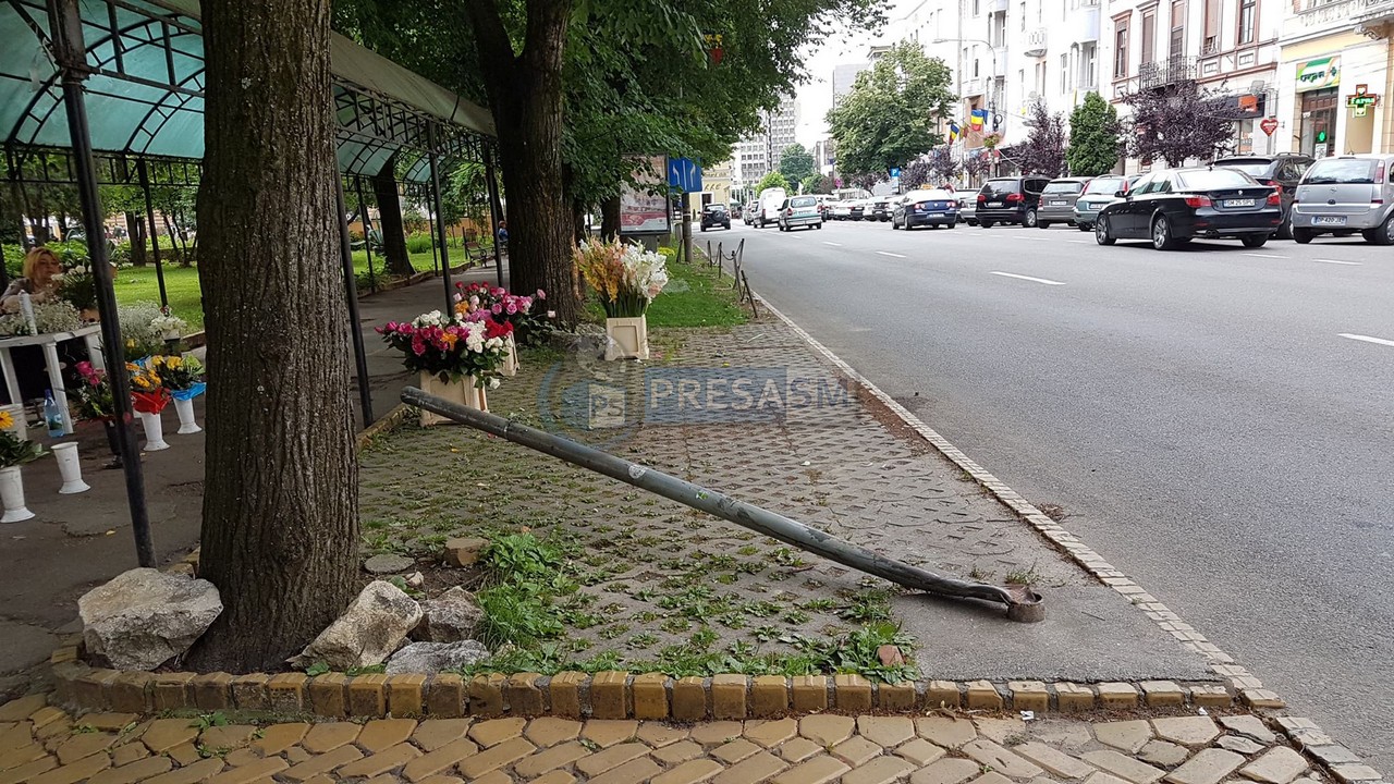 FOTOGALERIE. Accident în centrul Sătmarului. A spulberat un semafor și un stâlp