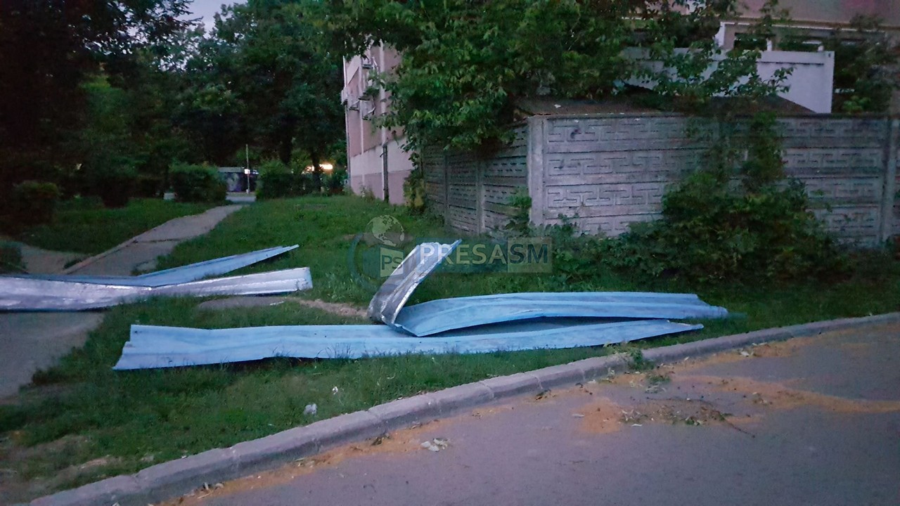 FOTO/VIDEO. Acoperiș smuls de vânt în municipiul Satu Mare