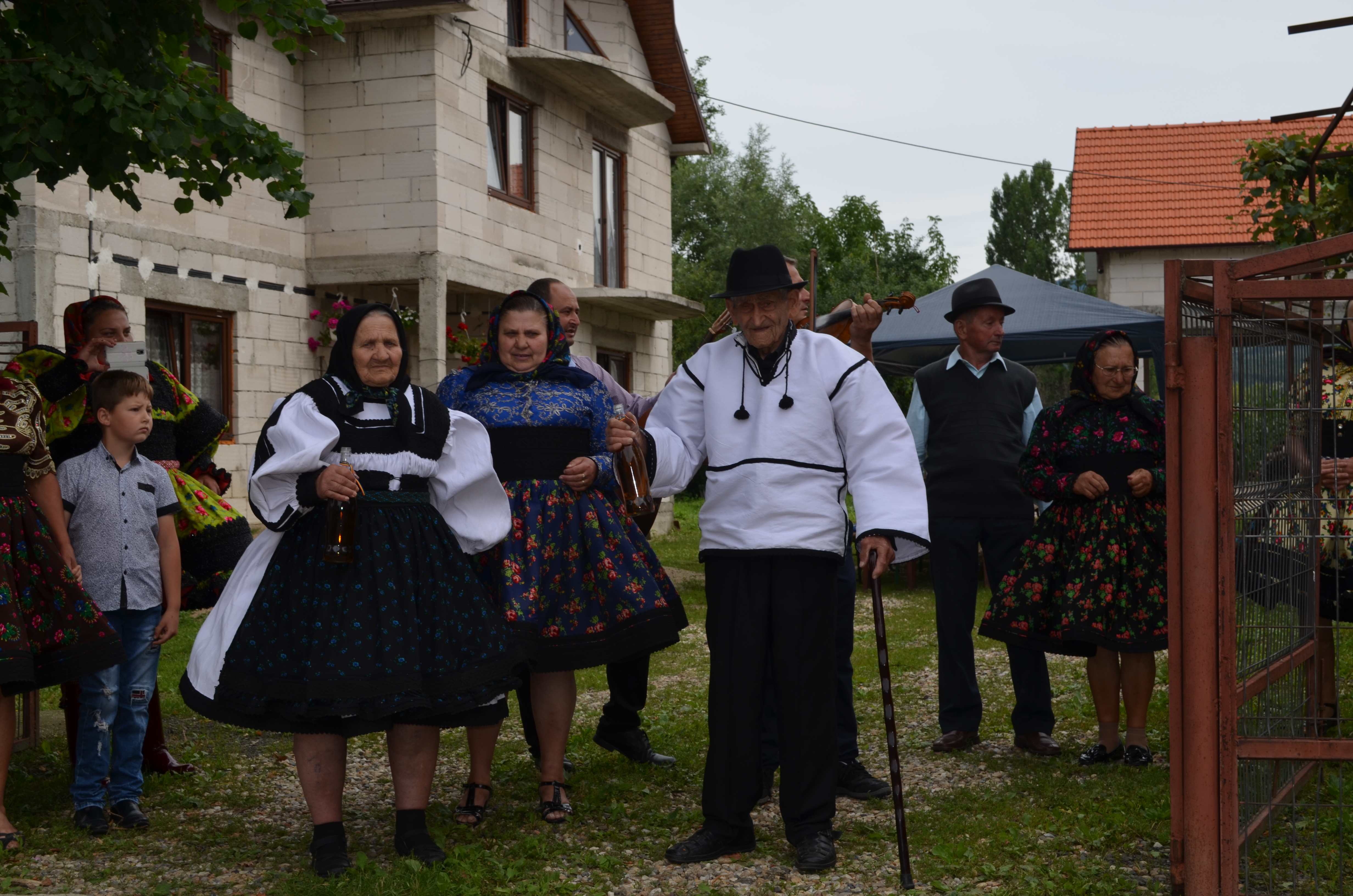 FOTOGALERIE. Povestea minunată a oșanului erou, ajuns la o sută de ani