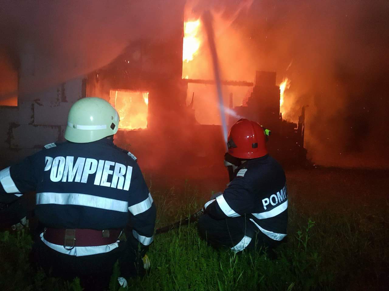 FOTOGALERIE. Pericol de explozie în municipiul Satu Mare. Incendiu de amploare