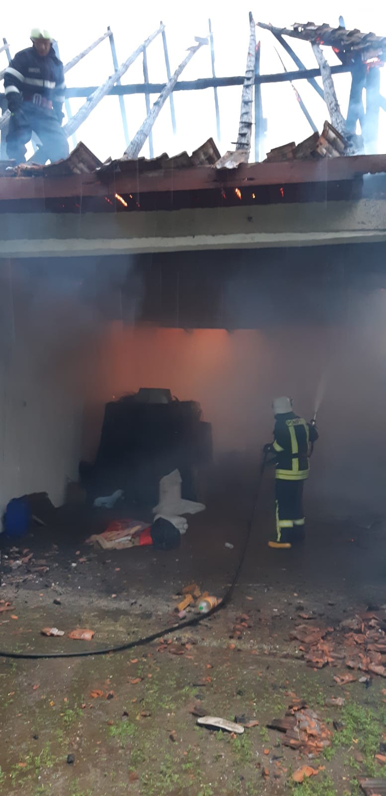 FOTOGALERIE. Casă distrusă de trăznet în județul Satu Mare