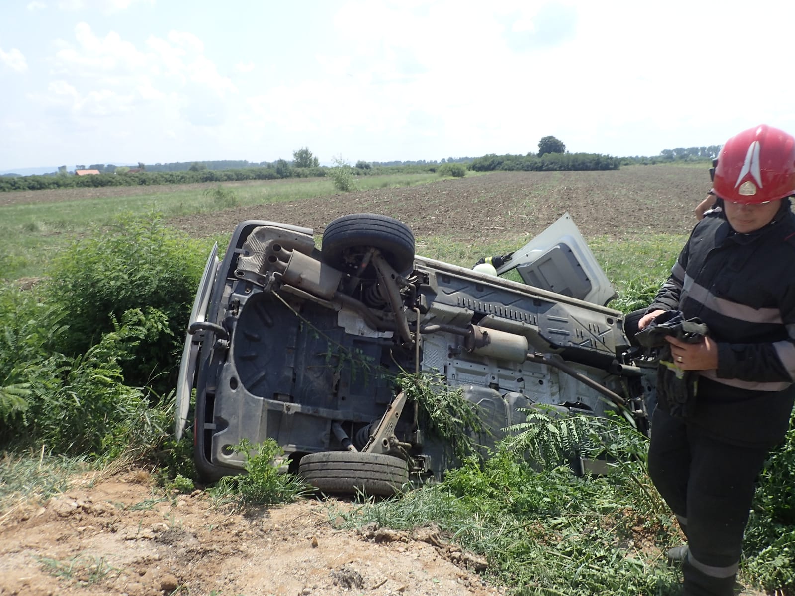 FOTO. Mașină răsturnată în șanț. Șoferul a rămas încarcerat