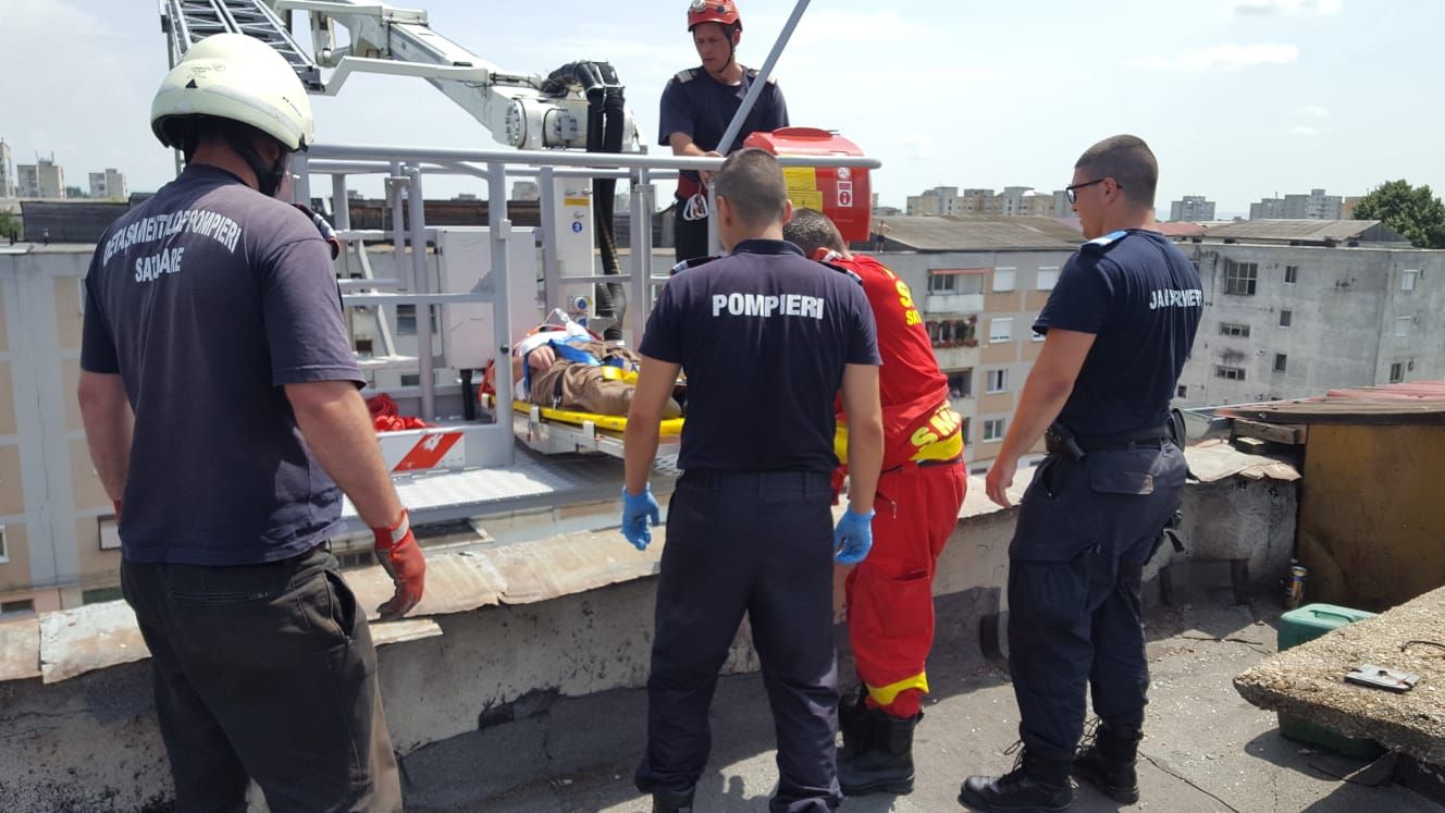 VIDEO. Tentativă de suicid în Cartierul Micro 16. A vrut să se arunce de pe bloc