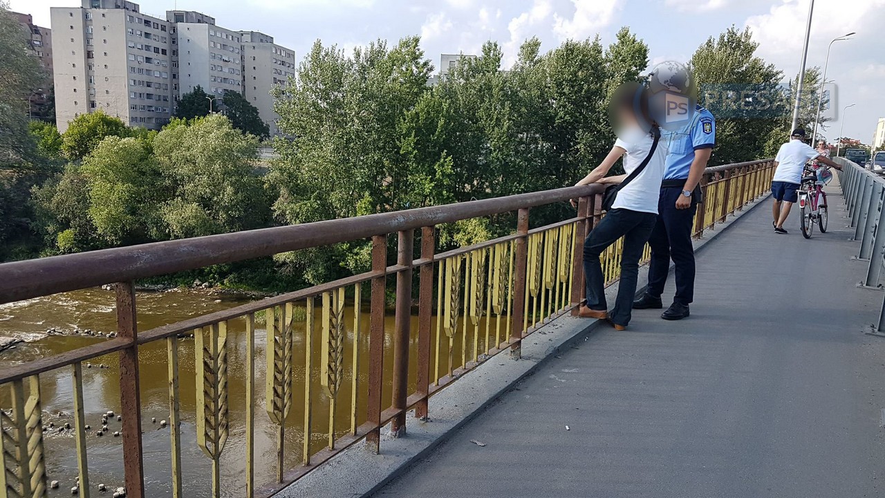 VIDEO. O femeie a încercat să se arunce de pe podul Decebal. A fost oprită la timp