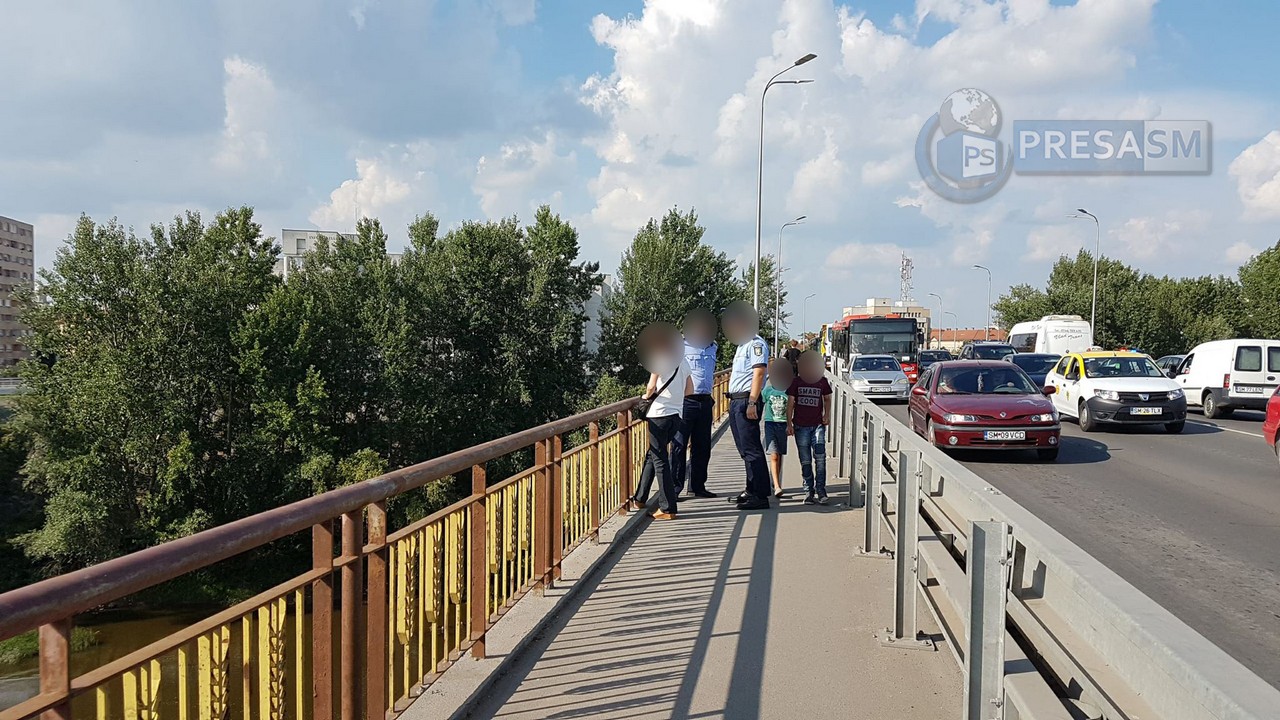 FOTO. Incident pe Podul Decebal. Femeie preluată de ambulanță