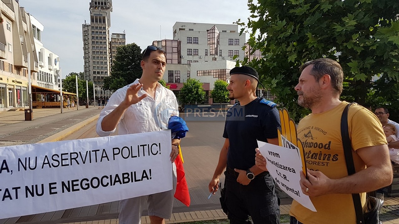 FOTO.VIDEO Protest la Satu Mare. Participanții, luați la întrebări de jandarmi