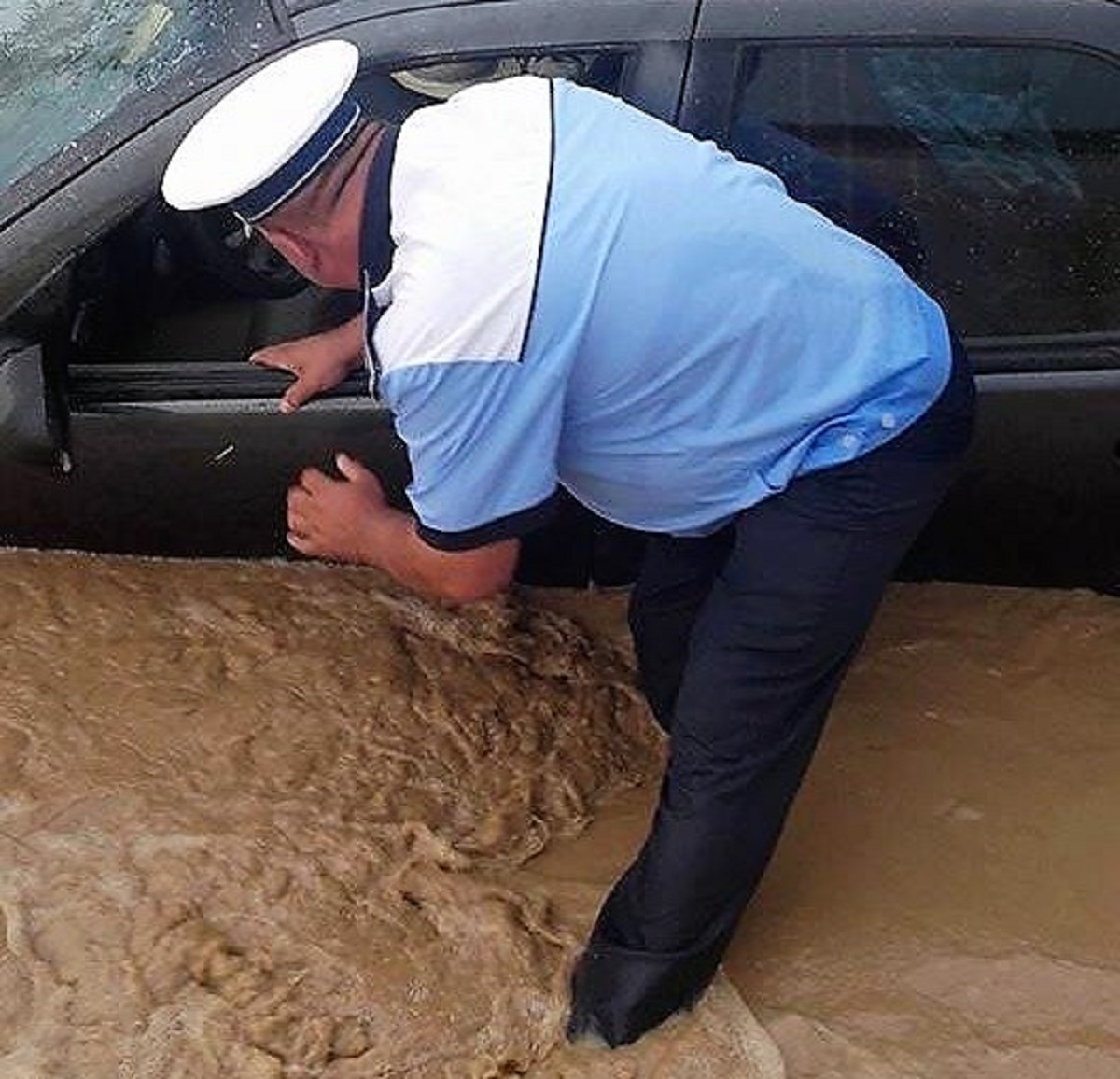 FOTO. Sătmărean declarat polițistul zilei în România! A salvat viața unui bătrân de 77 de ani