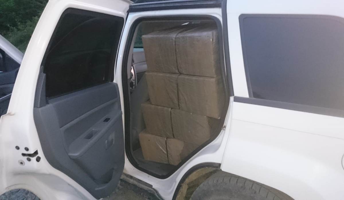 FOTOGALERIE. Incredibil ce au găsit polițiștii în JEEP-ul unui oșan. Lăsat fără mașină!