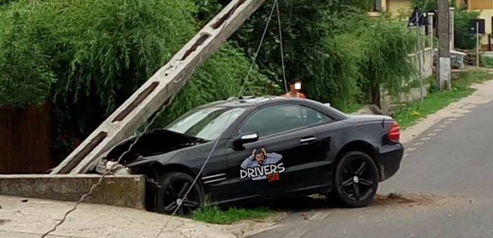 FOTO. Cu bolidul în stâlp. Accident rutier în Țara Oașului