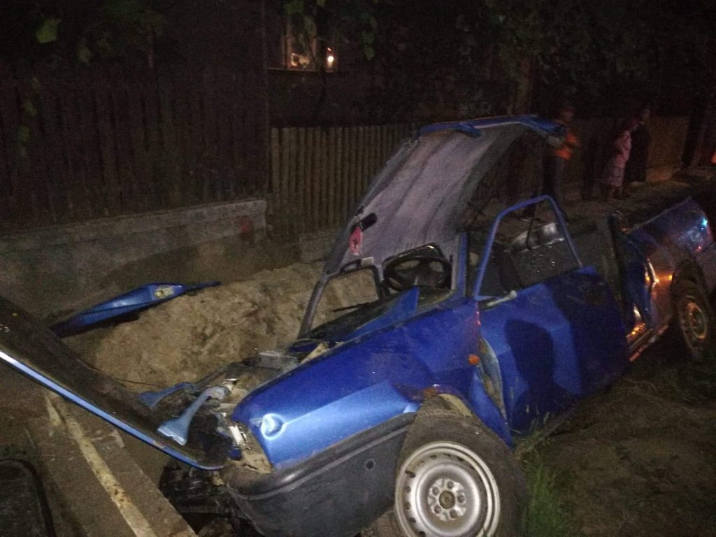 FOTOGALERIE. Accident grav de circulație. Un șofer a intrat cu mașina într-un cap de pod