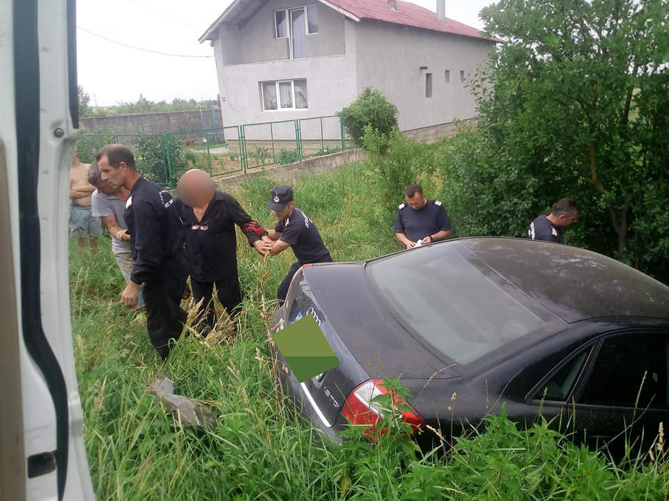 A ajuns în șanț încercând să evite accidentul. O femeie a fost rănită