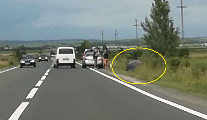 FOTO. Un tânăr a ajuns cu mașina în șanț pe DN 19, lângă Beltiug