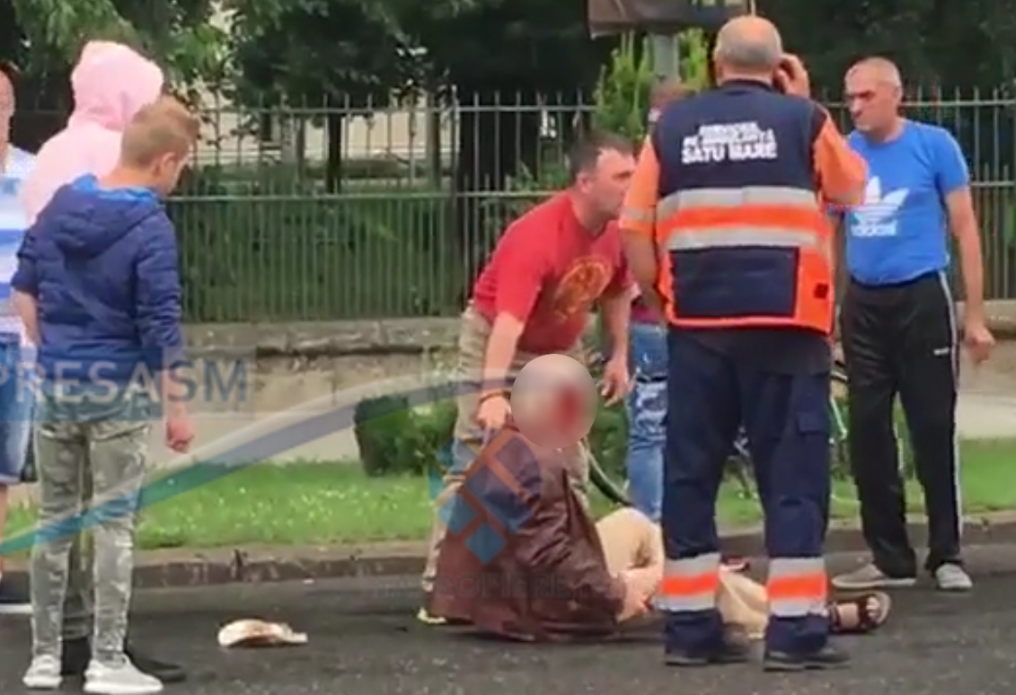 VIDEO. Accident la Carei. Un biciclist a ajuns pe șosea, cu fața plină de sânge