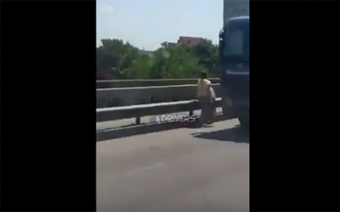 VIDEO. INCREDIBIL. O femeie se plimba printre mașini, pe Podul Decebal!