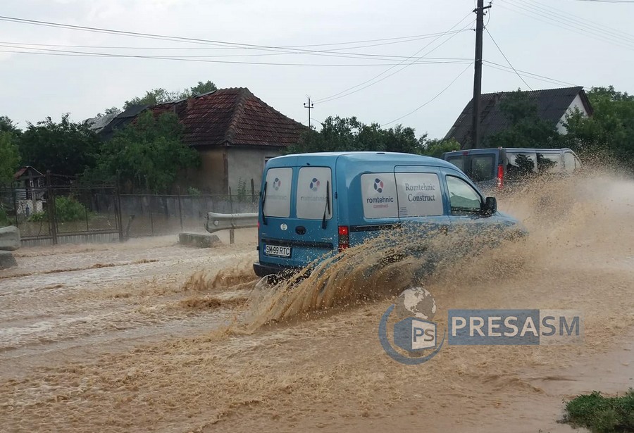 FOTO/VIDEO. Inundații în județul Satu Mare. Drum Național sub ape