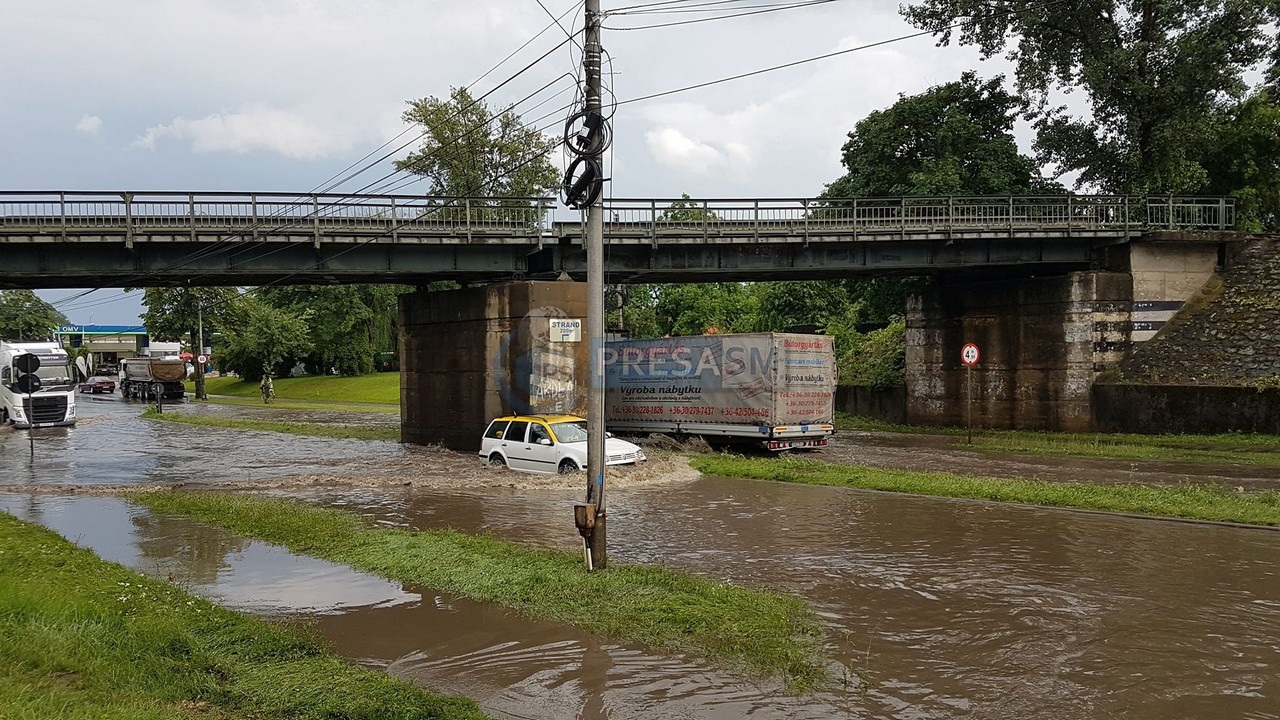 FOTO/VIDEO. Ploaia a inundat din nou municipiul Satu Mare