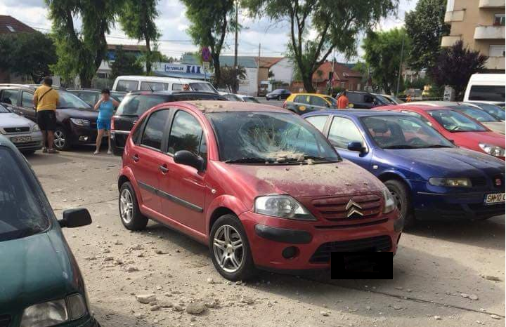 FOTO. Mașină avariată serios în municipiul Satu Mare. ”Ploaie” de tencuială