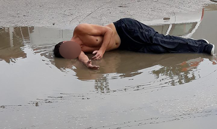 FOTO. Sătmărean beat în mijlocul străzii, după furtună