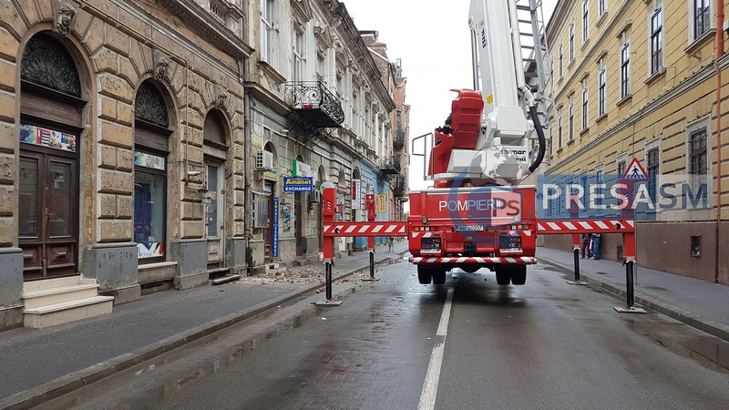 FOTO/VIDEO. Pericol iminent în Satu Mare! Strada Ștefan cel Mare, închisă de Poliție