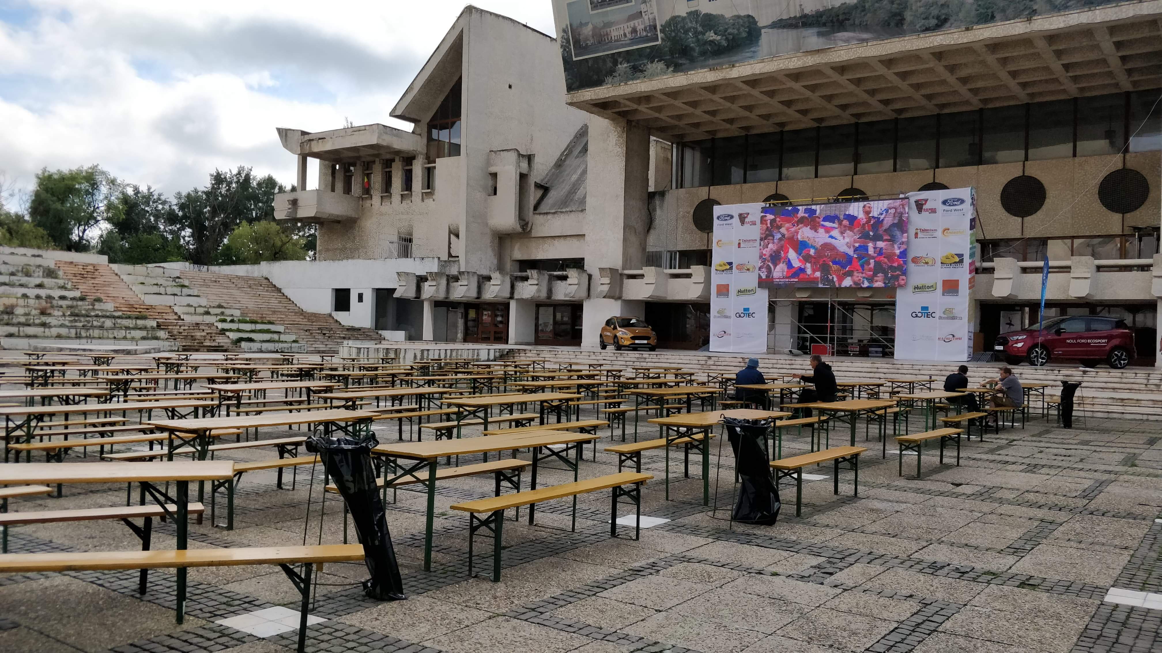 FOTO. Terasă imensă în centrul Sătmarului. Sute de microbiști așteptați la CM de fotbal